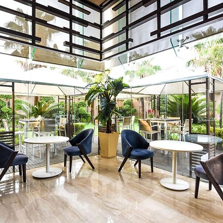 Hotel Doubletree By Hilton Gurugram Baani Square à Gurgaon Extérieur photo