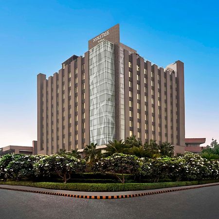 Hotel Doubletree By Hilton Gurugram Baani Square à Gurgaon Extérieur photo