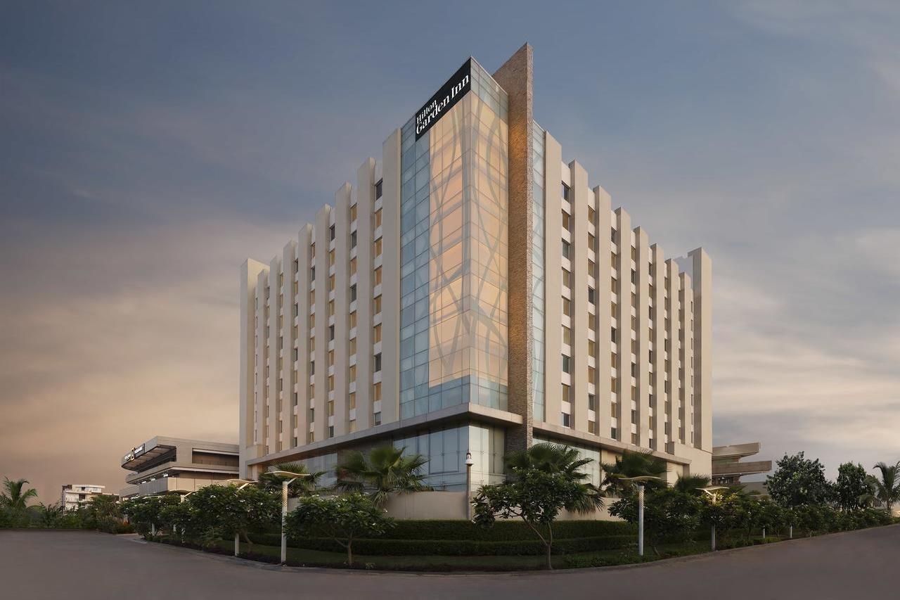 Hotel Doubletree By Hilton Gurugram Baani Square à Gurgaon Extérieur photo