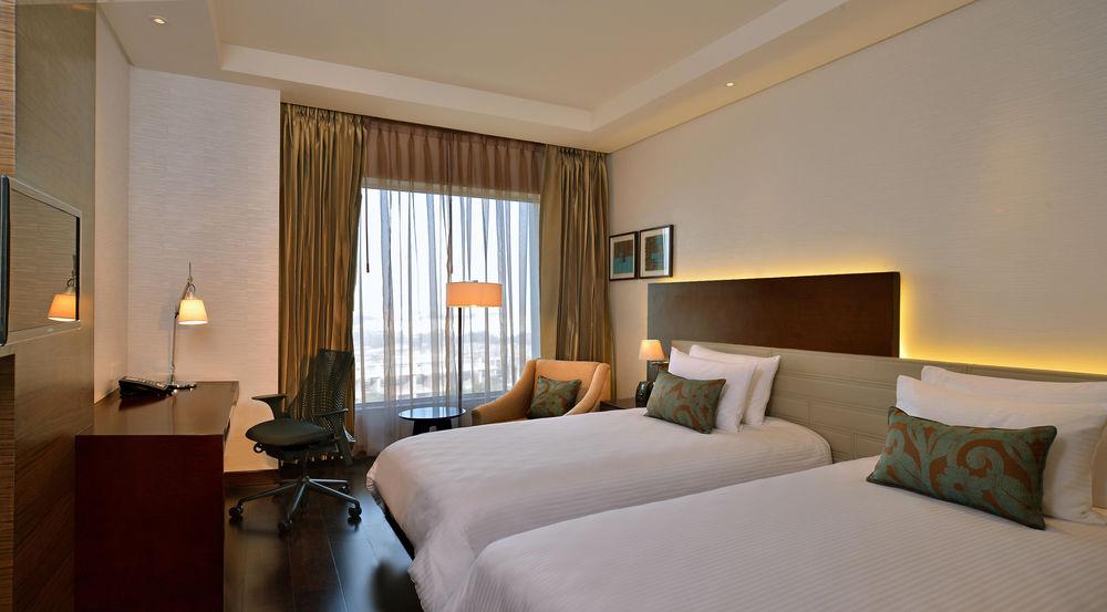 Hotel Doubletree By Hilton Gurugram Baani Square à Gurgaon Extérieur photo