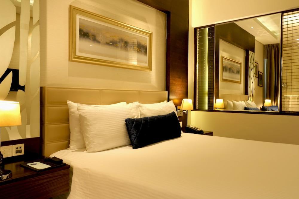 Hotel Doubletree By Hilton Gurugram Baani Square à Gurgaon Extérieur photo