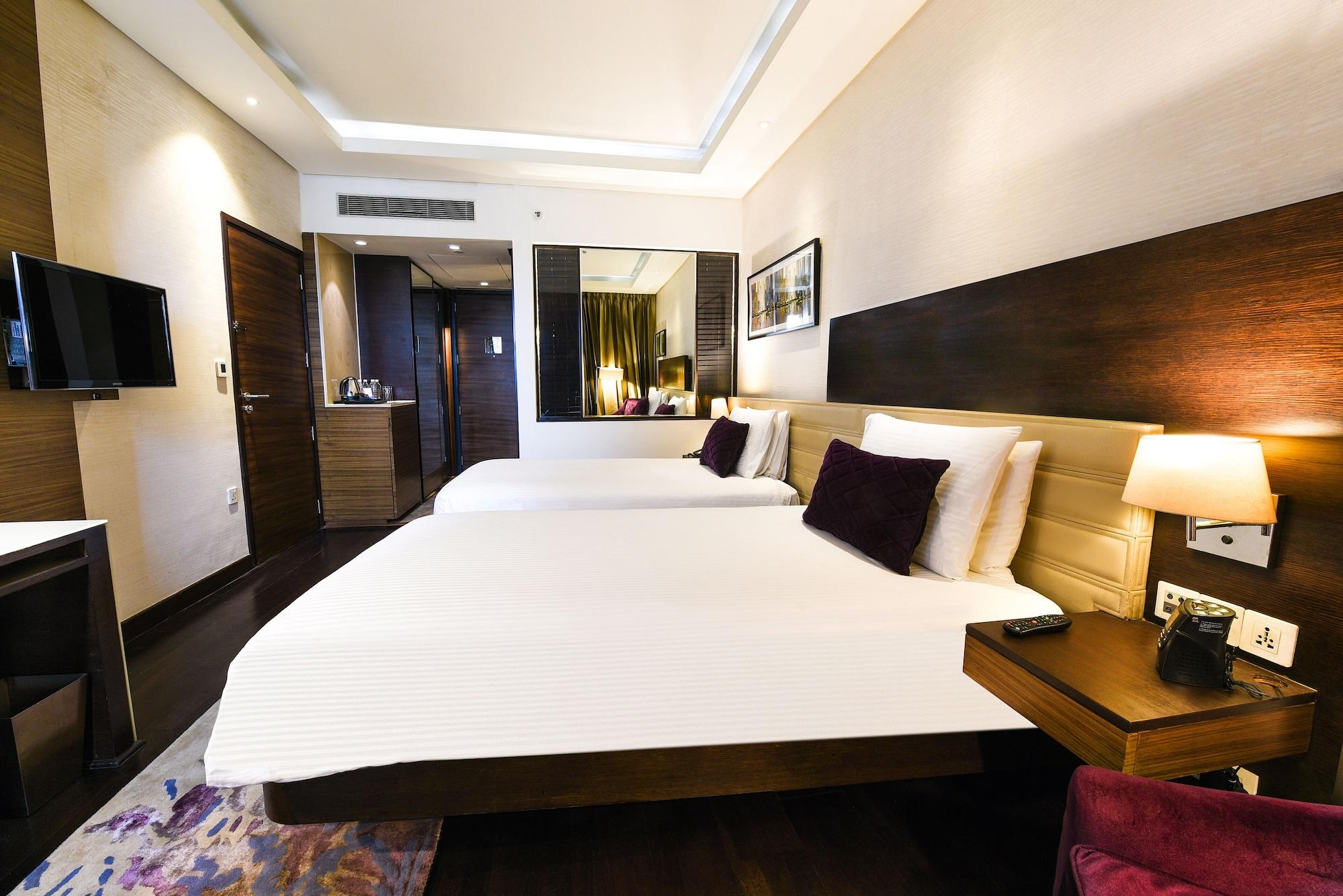 Hotel Doubletree By Hilton Gurugram Baani Square à Gurgaon Extérieur photo
