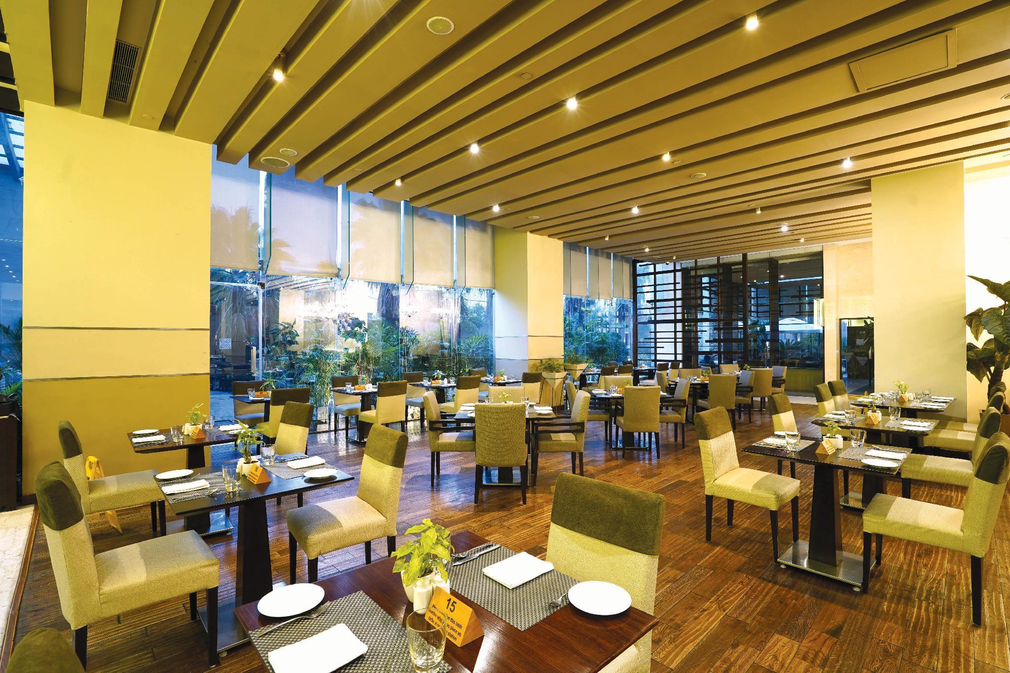 Hotel Doubletree By Hilton Gurugram Baani Square à Gurgaon Extérieur photo