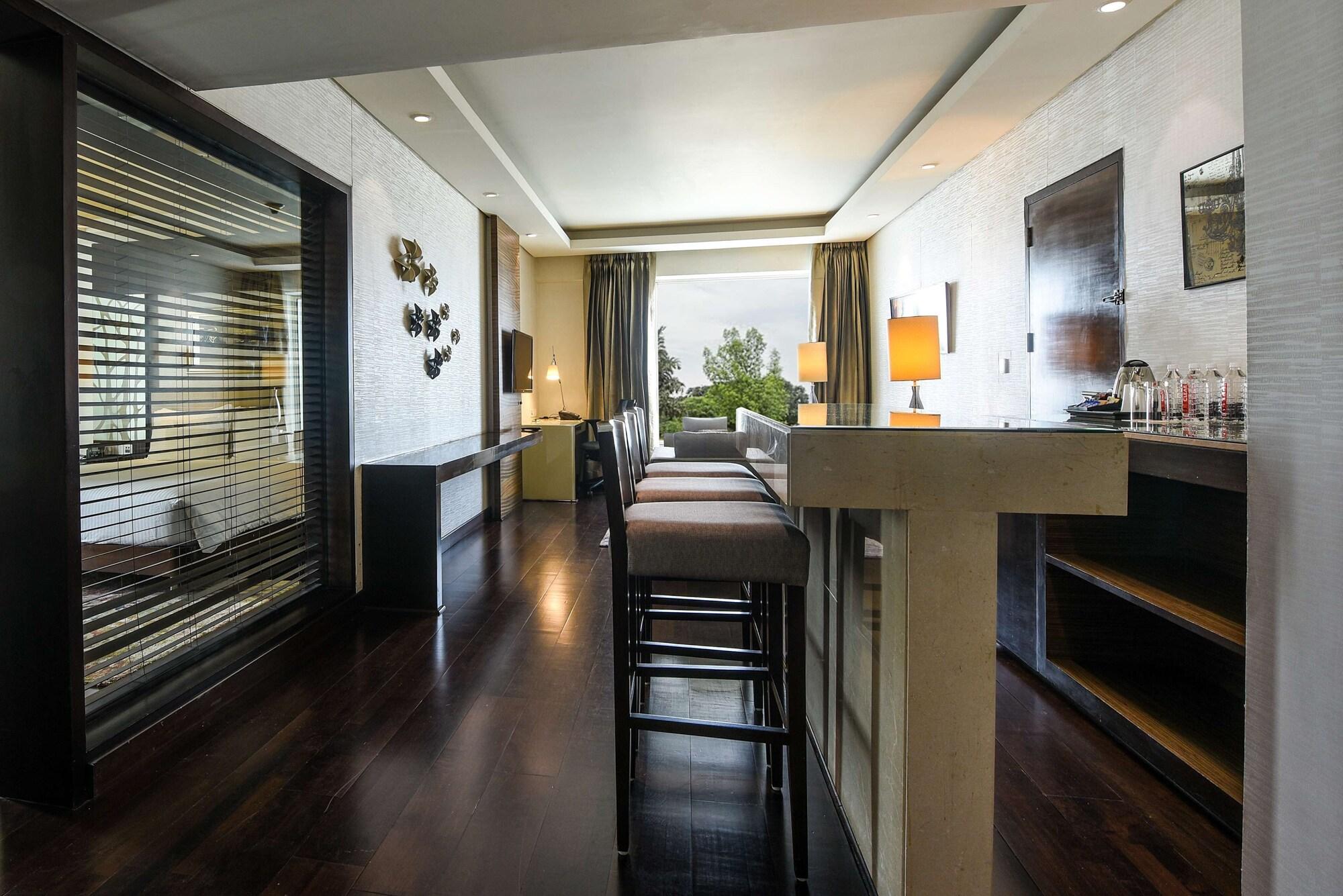 Hotel Doubletree By Hilton Gurugram Baani Square à Gurgaon Extérieur photo