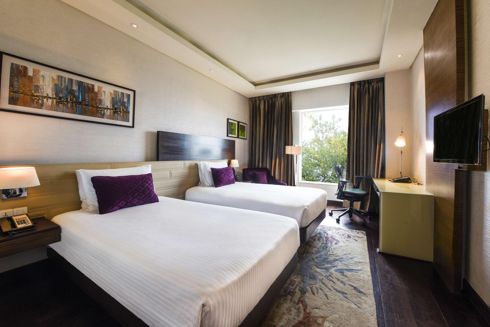 Hotel Doubletree By Hilton Gurugram Baani Square à Gurgaon Extérieur photo