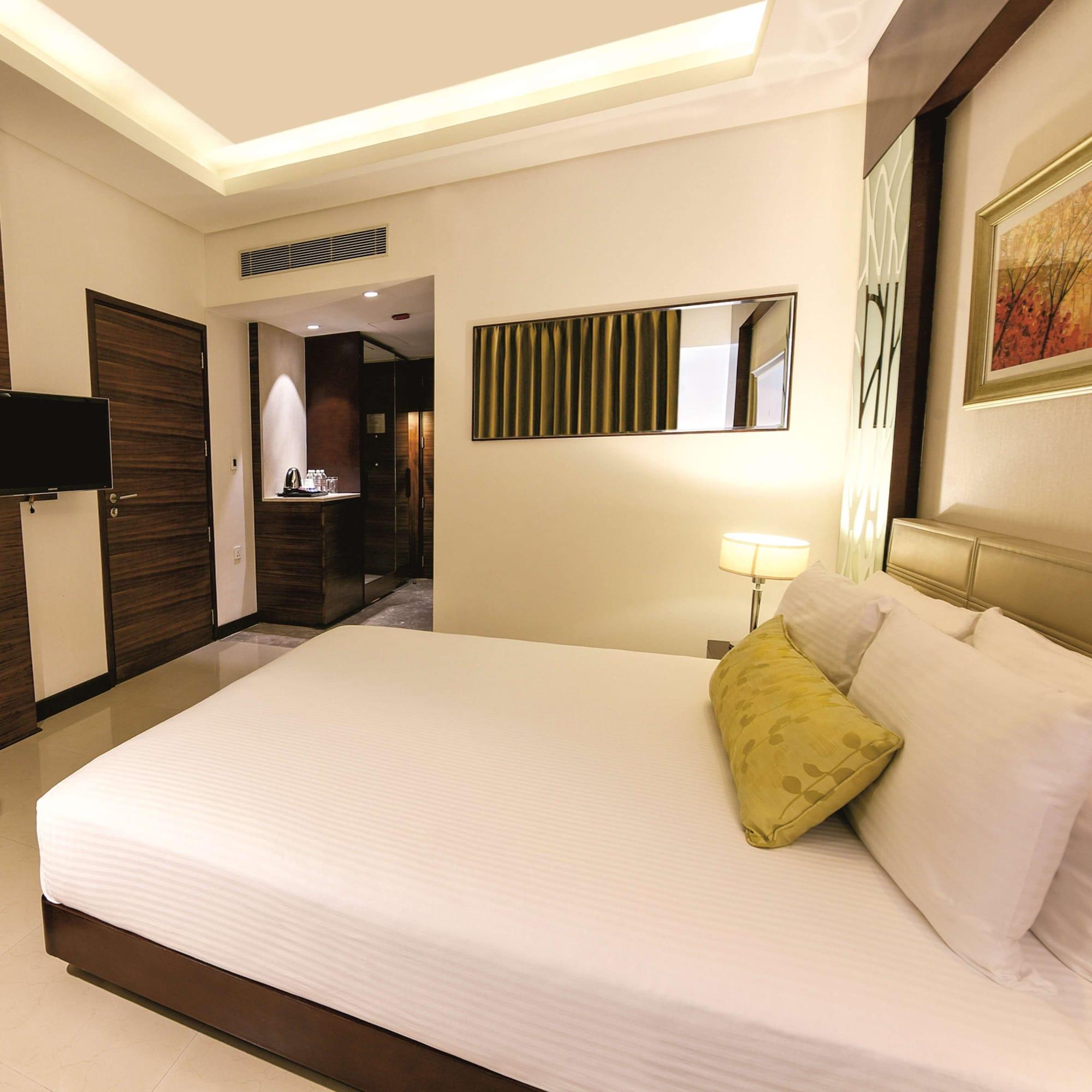 Hotel Doubletree By Hilton Gurugram Baani Square à Gurgaon Extérieur photo