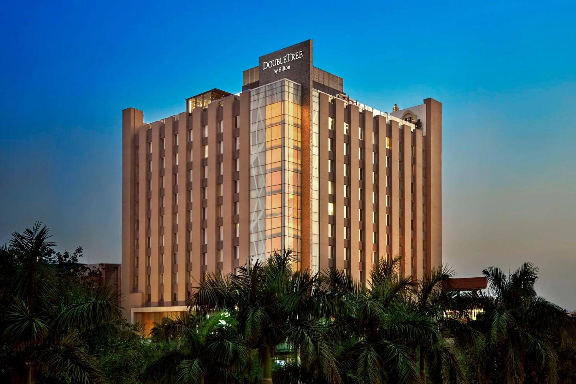 Hotel Doubletree By Hilton Gurugram Baani Square à Gurgaon Extérieur photo