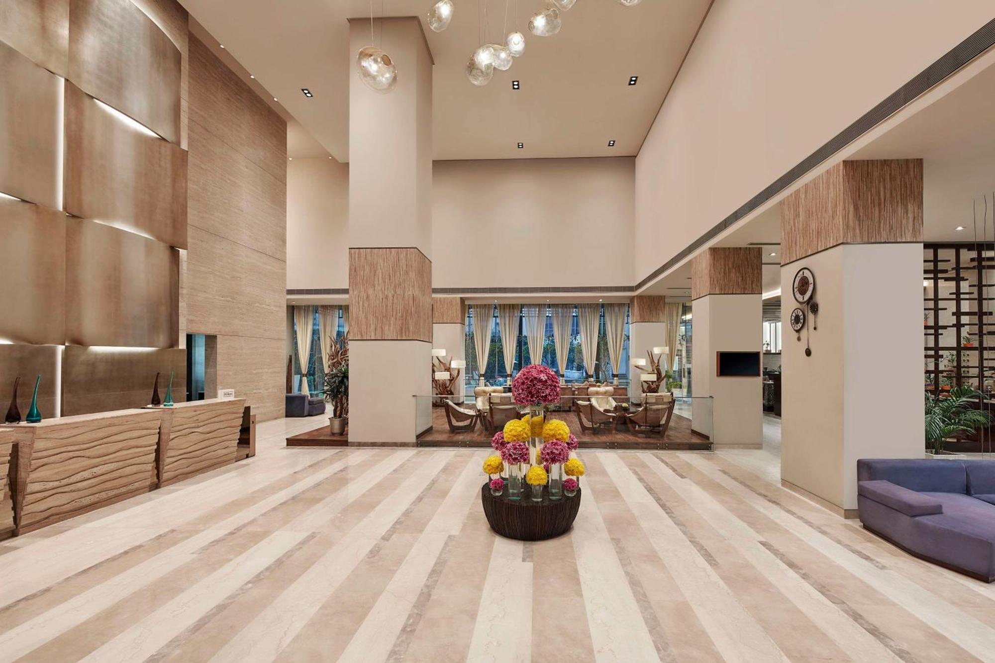 Hotel Doubletree By Hilton Gurugram Baani Square à Gurgaon Extérieur photo