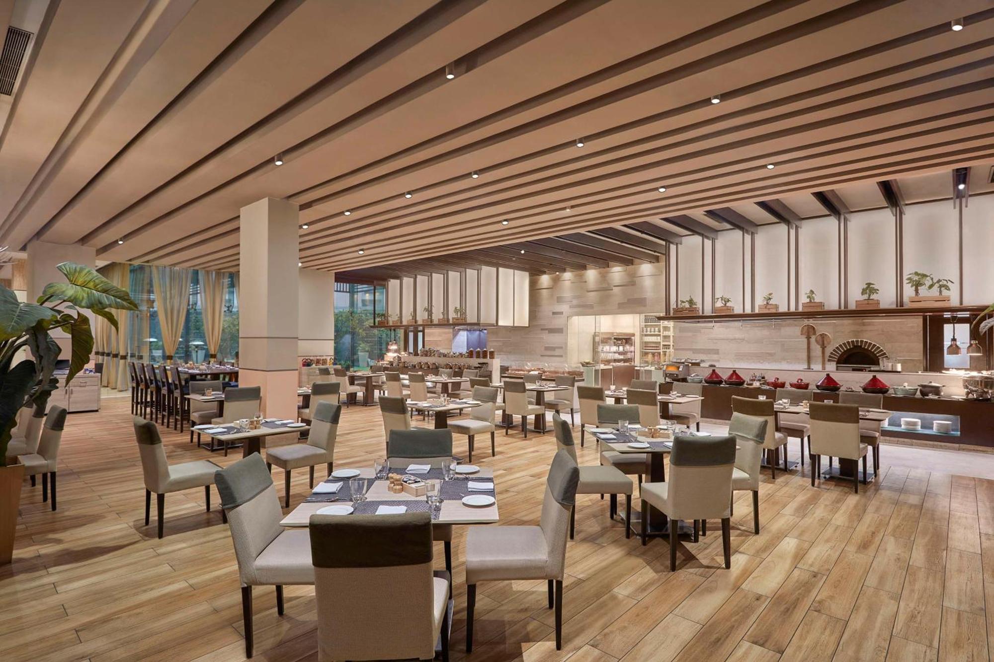 Hotel Doubletree By Hilton Gurugram Baani Square à Gurgaon Extérieur photo