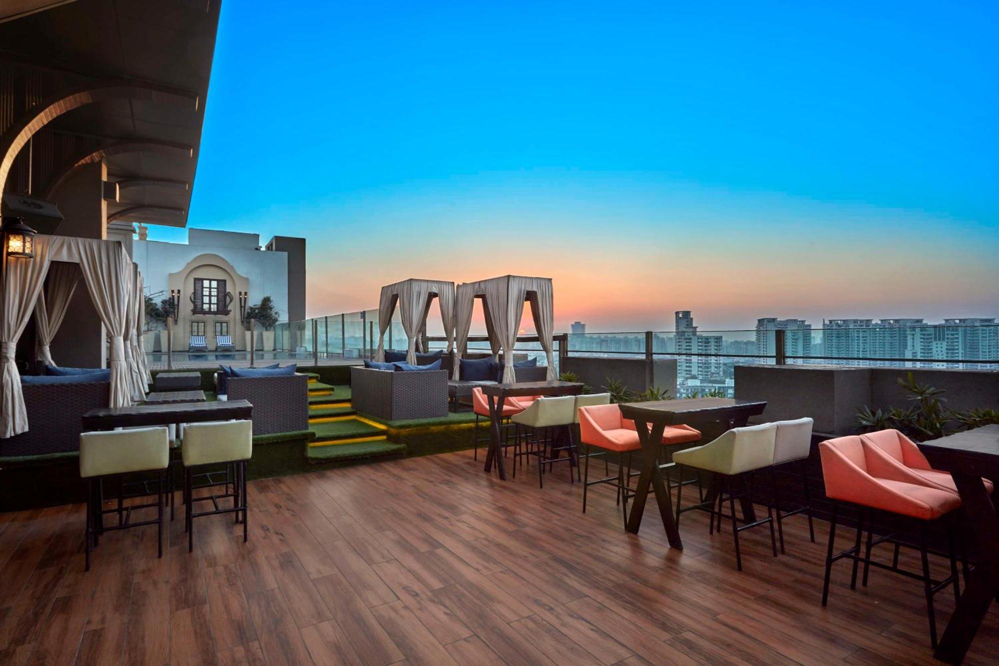 Hotel Doubletree By Hilton Gurugram Baani Square à Gurgaon Extérieur photo