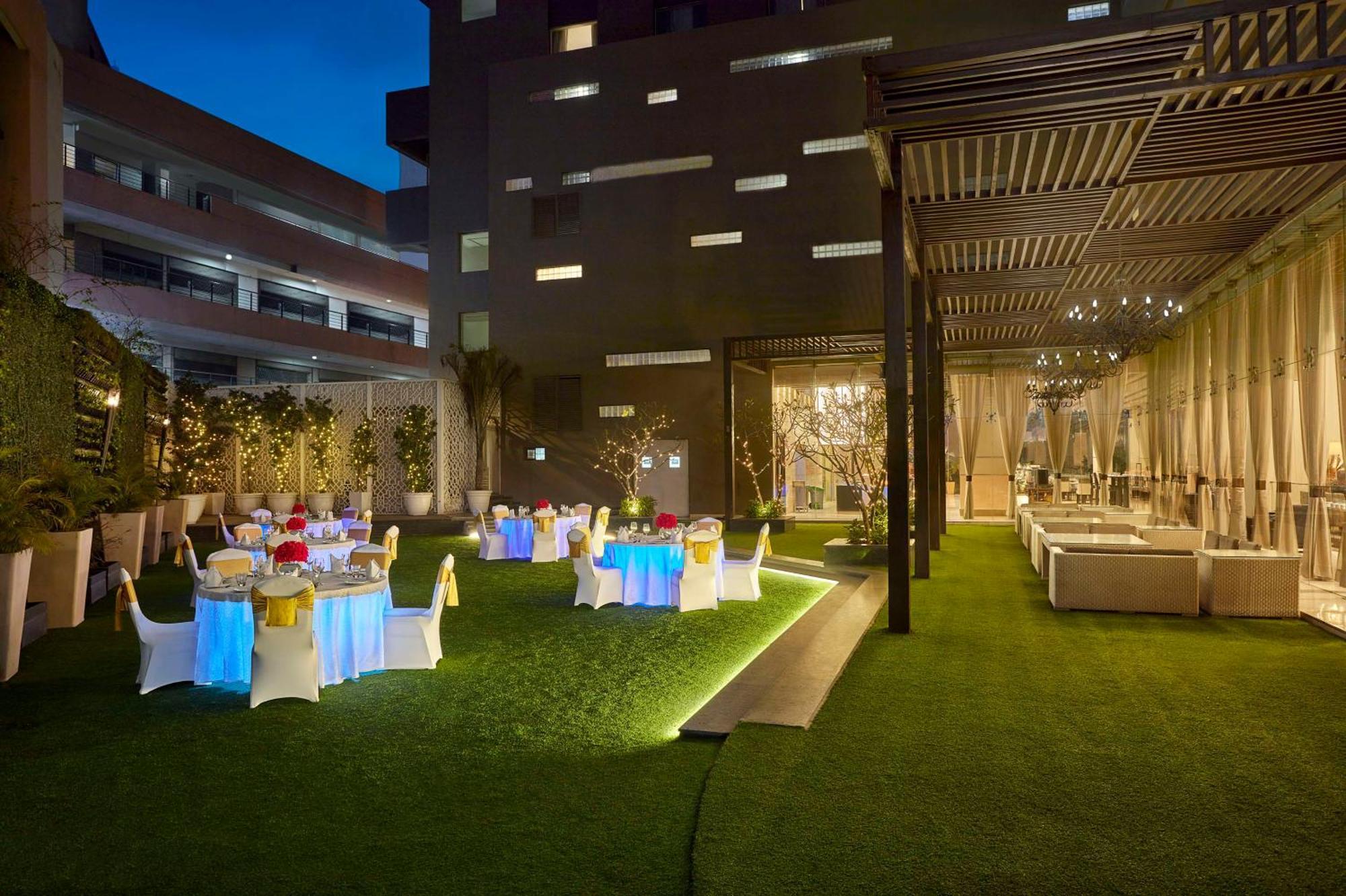 Hotel Doubletree By Hilton Gurugram Baani Square à Gurgaon Extérieur photo