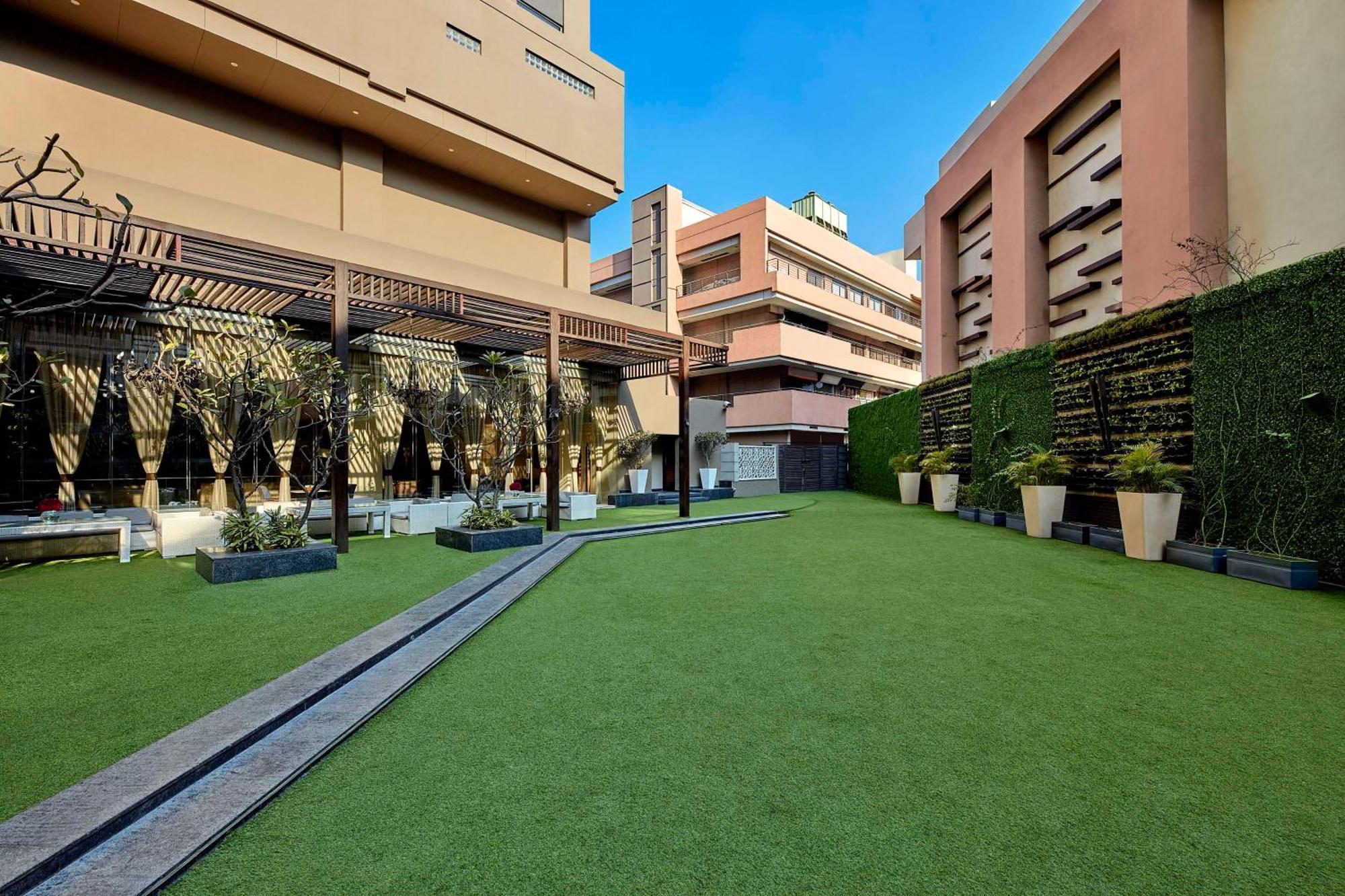 Hotel Doubletree By Hilton Gurugram Baani Square à Gurgaon Extérieur photo