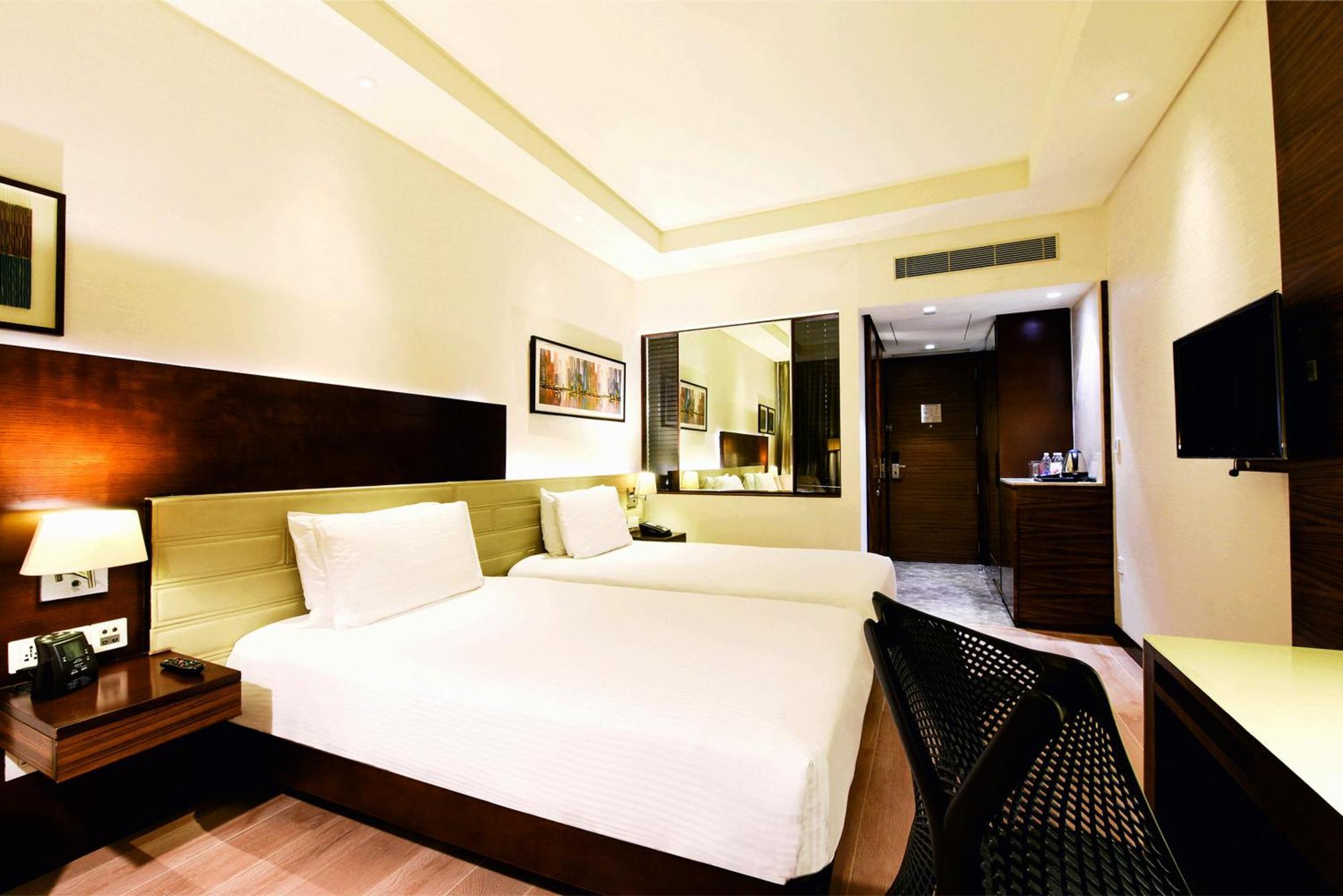 Hotel Doubletree By Hilton Gurugram Baani Square à Gurgaon Extérieur photo