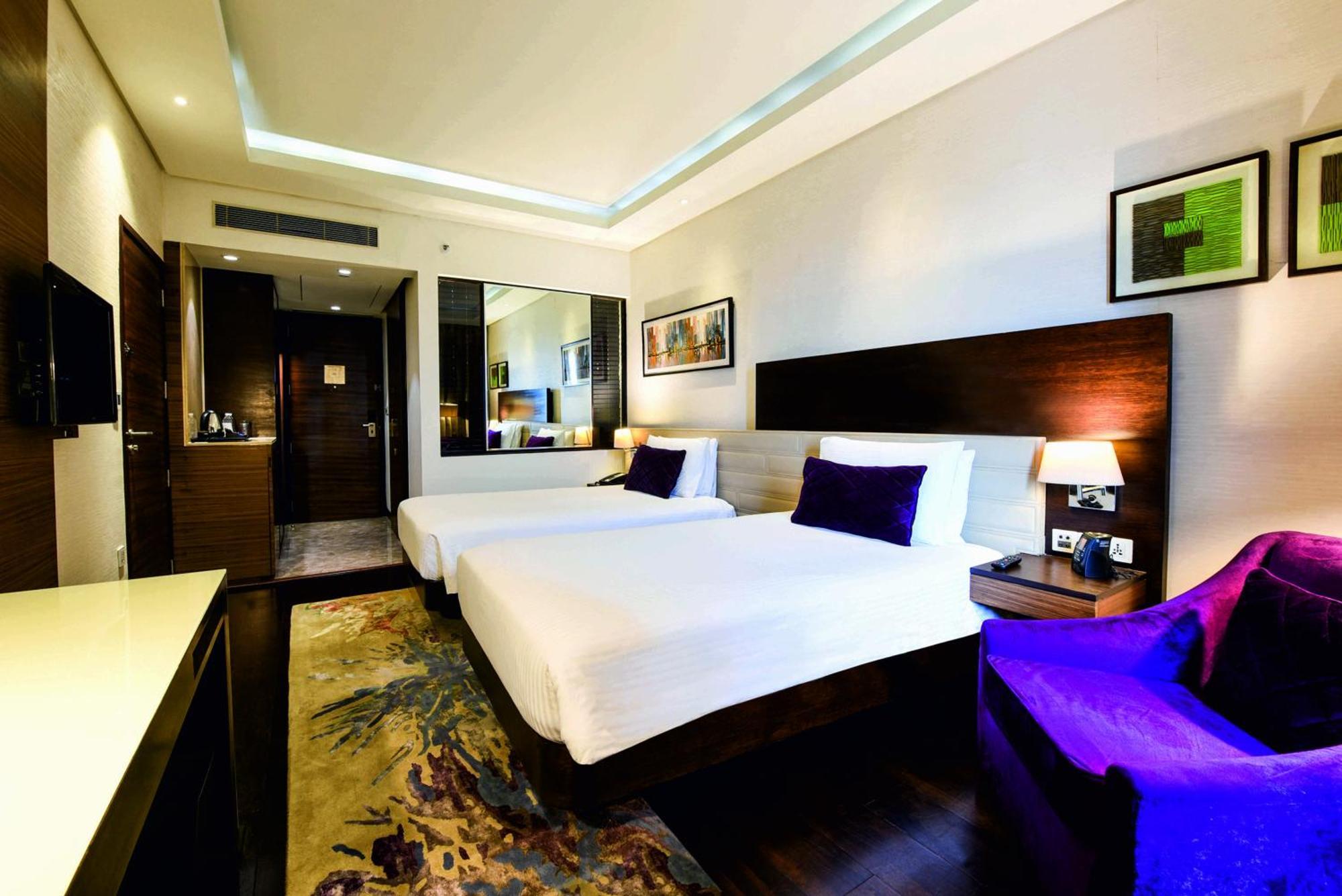 Hotel Doubletree By Hilton Gurugram Baani Square à Gurgaon Extérieur photo