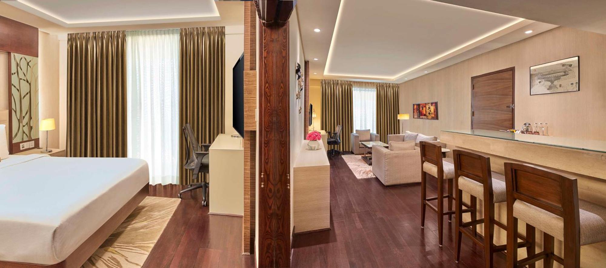 Hotel Doubletree By Hilton Gurugram Baani Square à Gurgaon Extérieur photo