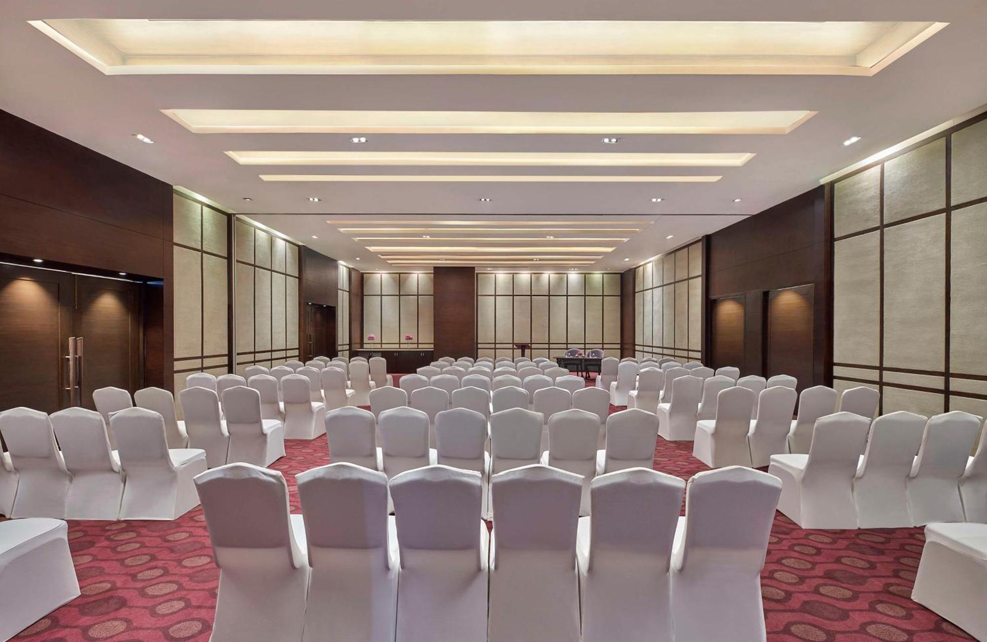 Hotel Doubletree By Hilton Gurugram Baani Square à Gurgaon Extérieur photo