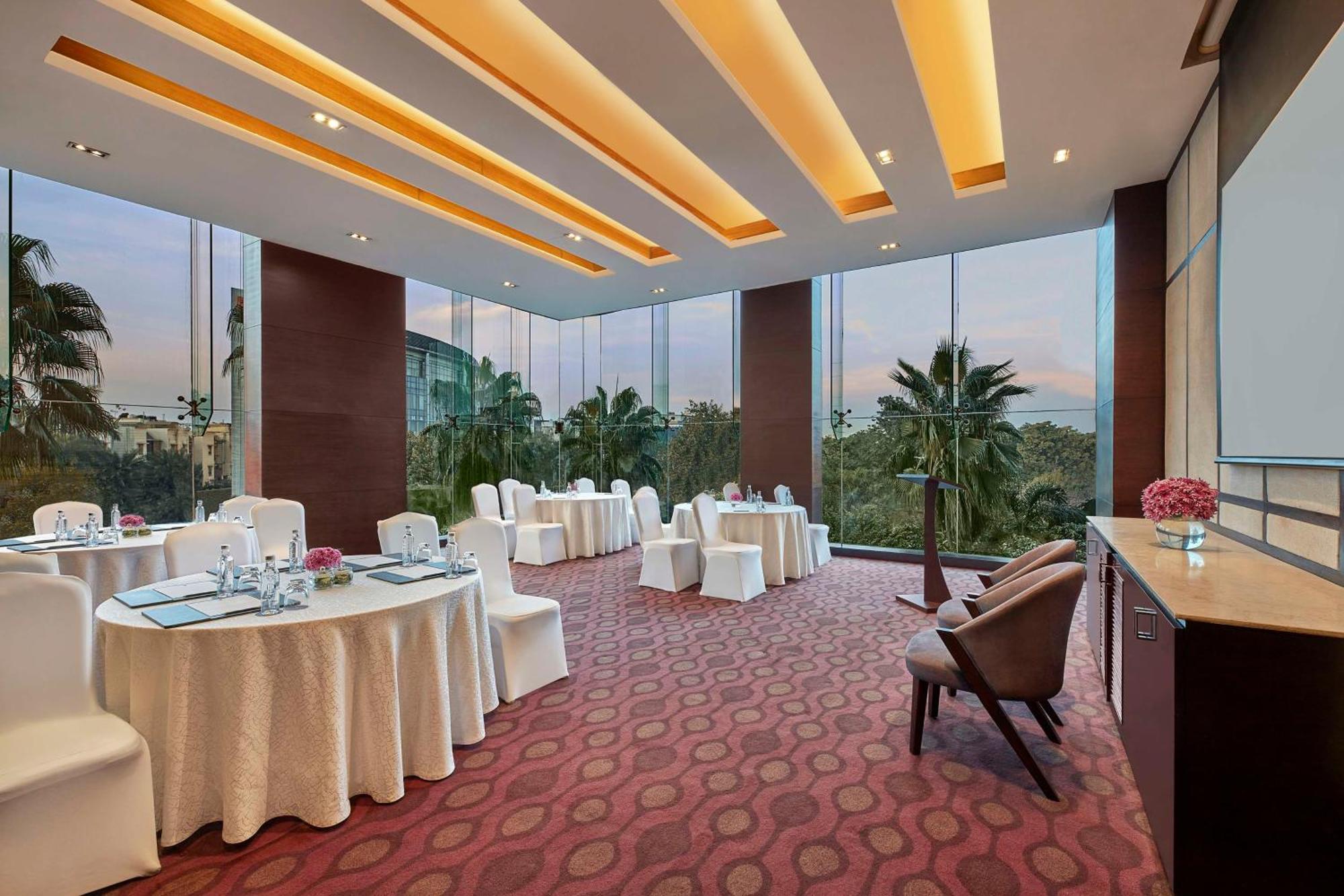Hotel Doubletree By Hilton Gurugram Baani Square à Gurgaon Extérieur photo