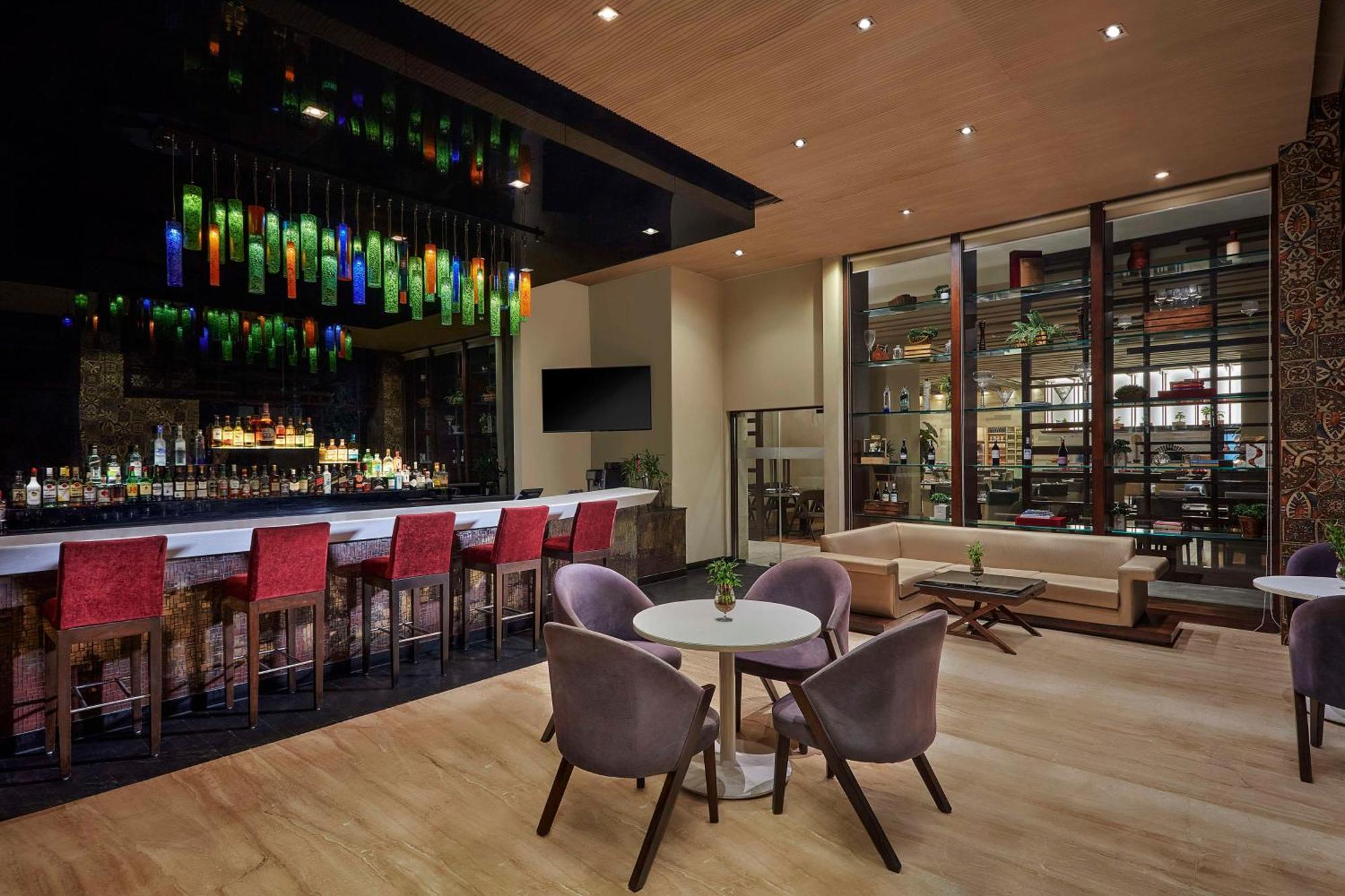 Hotel Doubletree By Hilton Gurugram Baani Square à Gurgaon Extérieur photo
