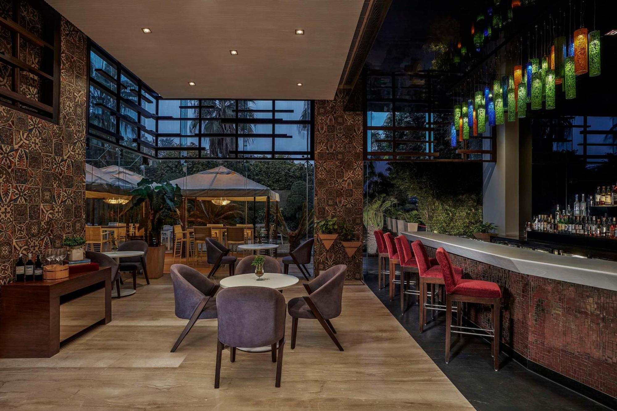Hotel Doubletree By Hilton Gurugram Baani Square à Gurgaon Extérieur photo