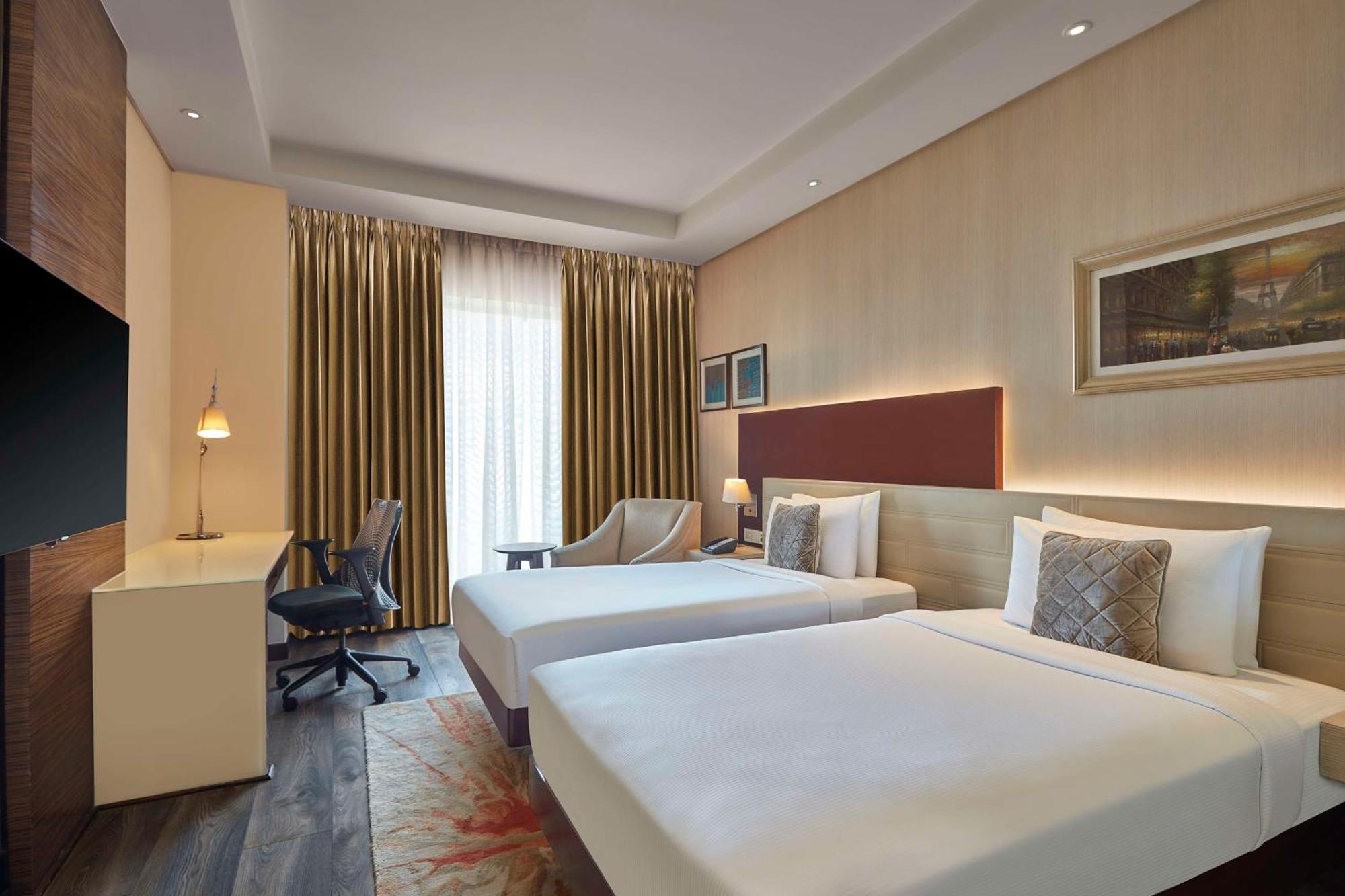 Hotel Doubletree By Hilton Gurugram Baani Square à Gurgaon Extérieur photo