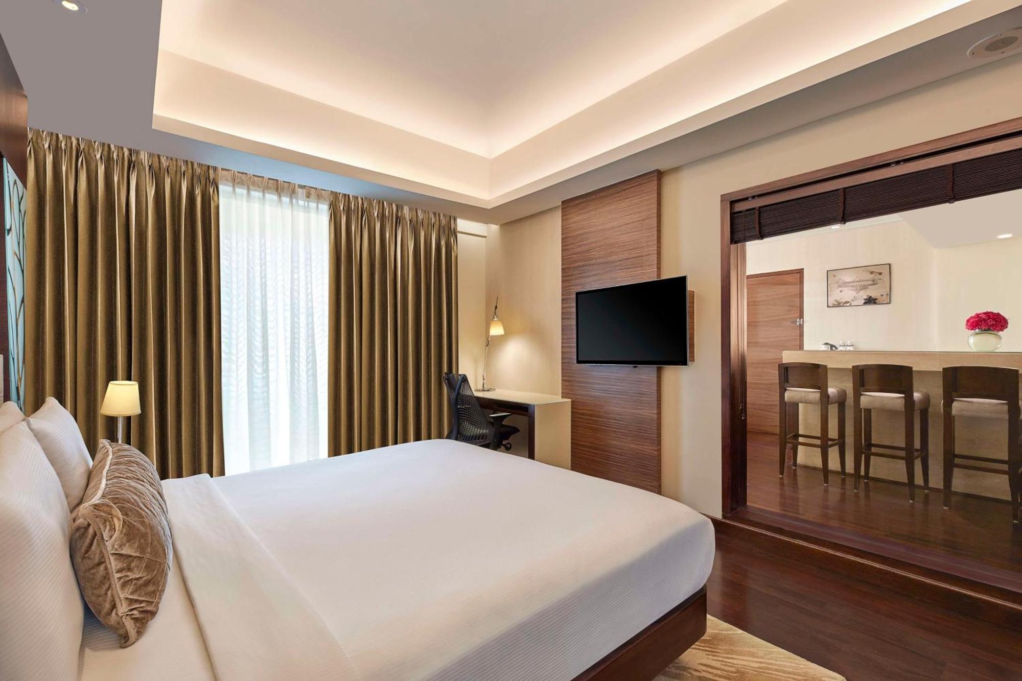 Hotel Doubletree By Hilton Gurugram Baani Square à Gurgaon Extérieur photo
