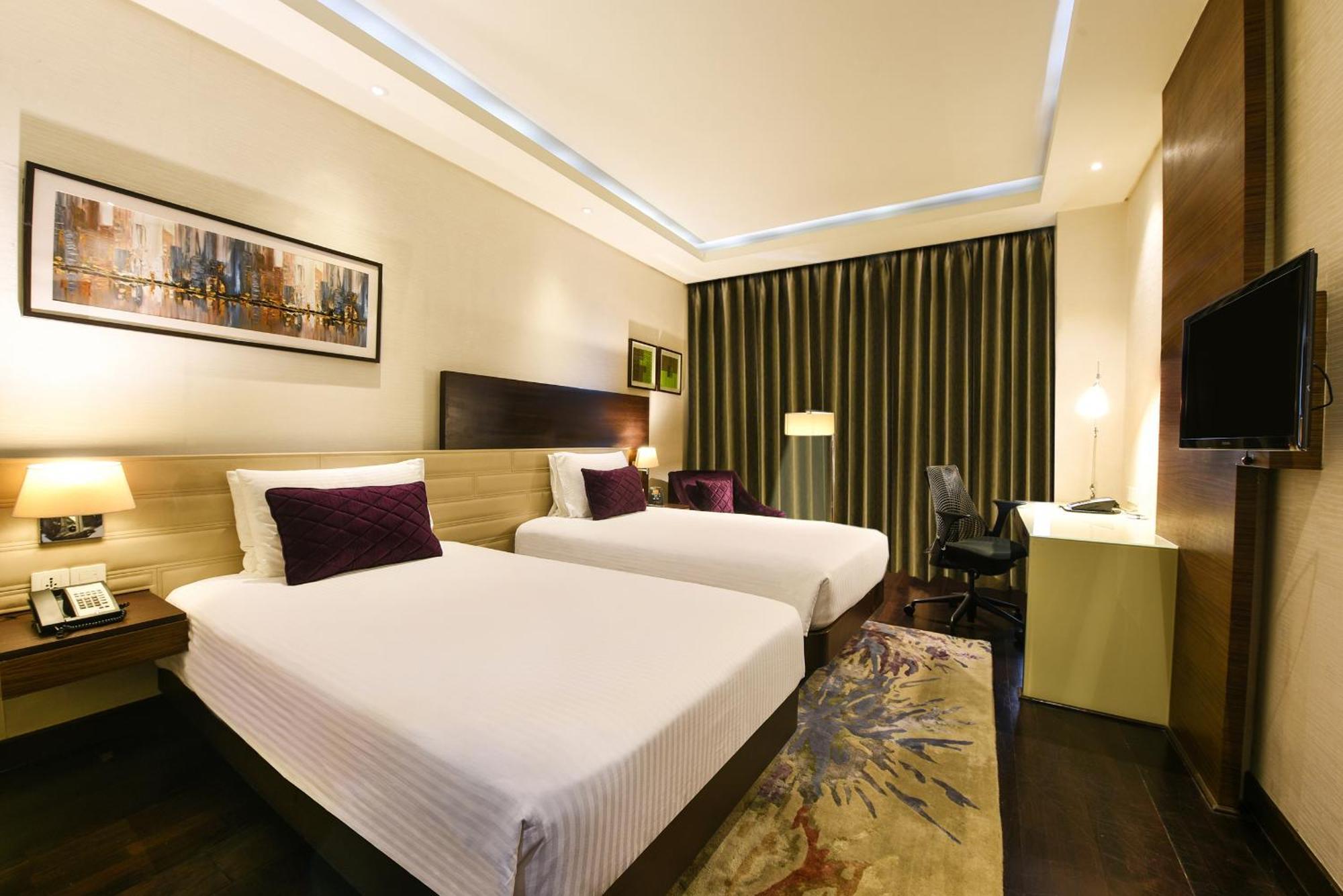 Hotel Doubletree By Hilton Gurugram Baani Square à Gurgaon Extérieur photo