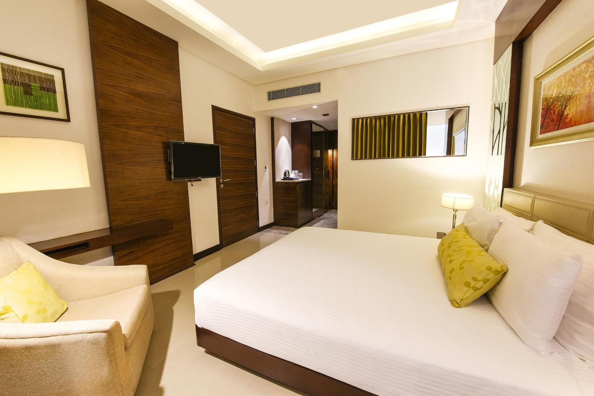Hotel Doubletree By Hilton Gurugram Baani Square à Gurgaon Extérieur photo