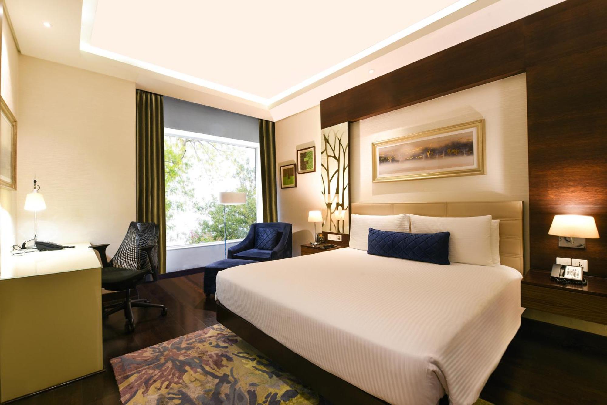 Hotel Doubletree By Hilton Gurugram Baani Square à Gurgaon Extérieur photo