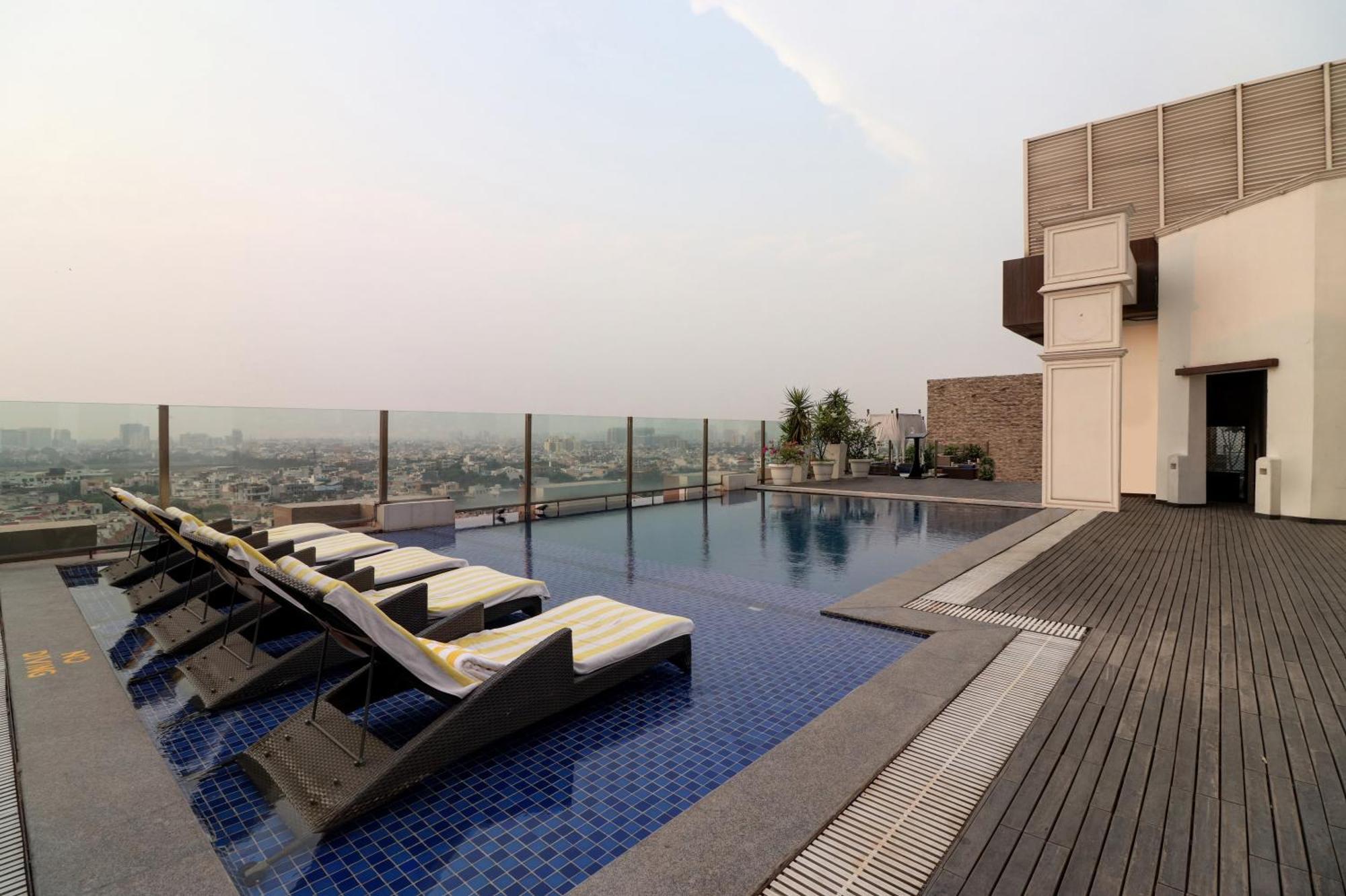 Hotel Doubletree By Hilton Gurugram Baani Square à Gurgaon Extérieur photo