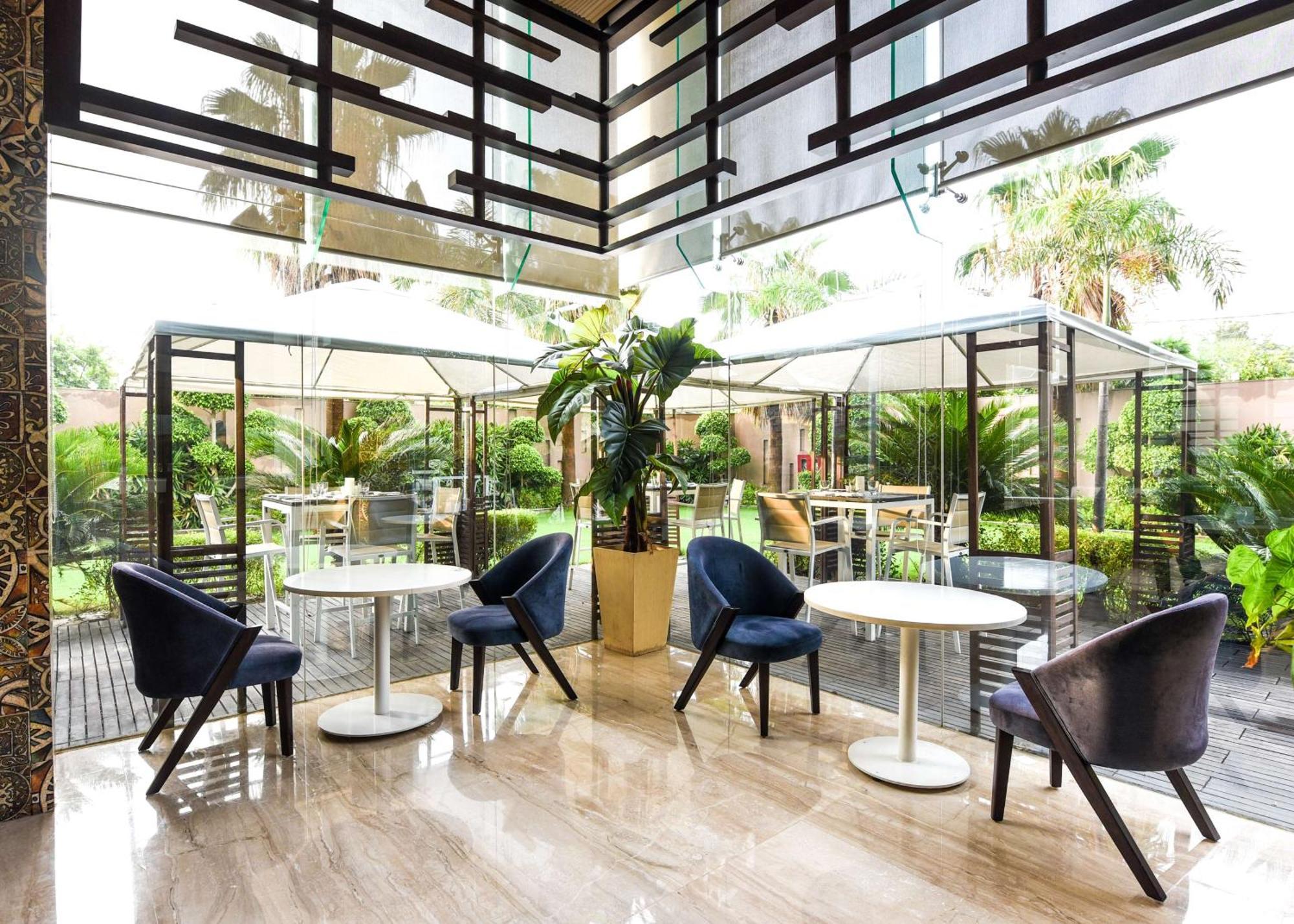 Hotel Doubletree By Hilton Gurugram Baani Square à Gurgaon Extérieur photo