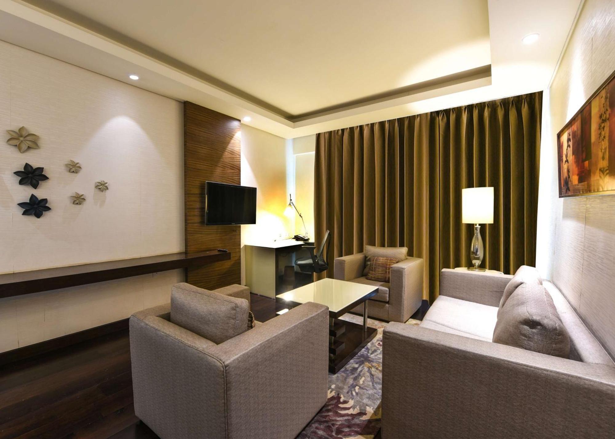 Hotel Doubletree By Hilton Gurugram Baani Square à Gurgaon Extérieur photo