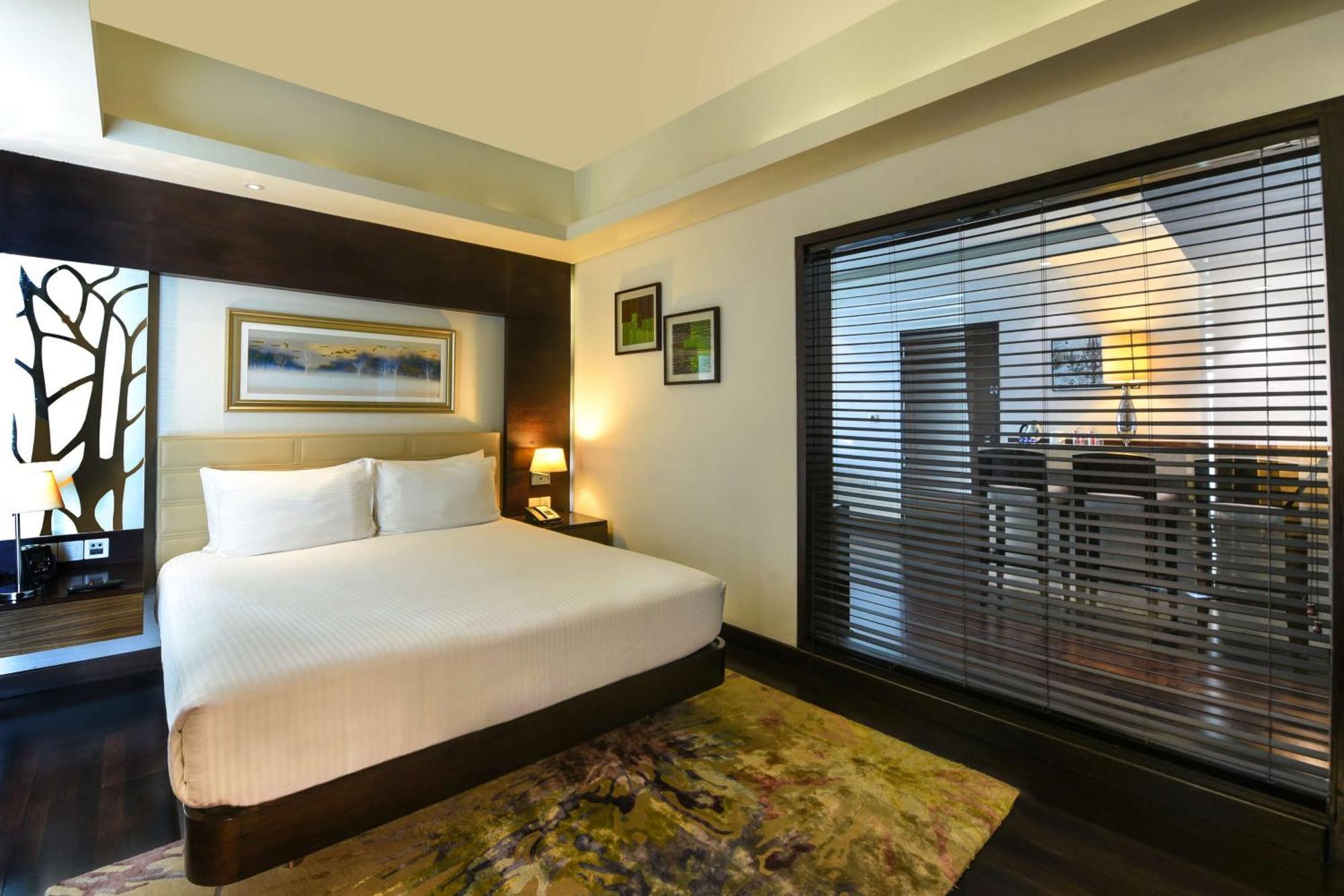 Hotel Doubletree By Hilton Gurugram Baani Square à Gurgaon Extérieur photo