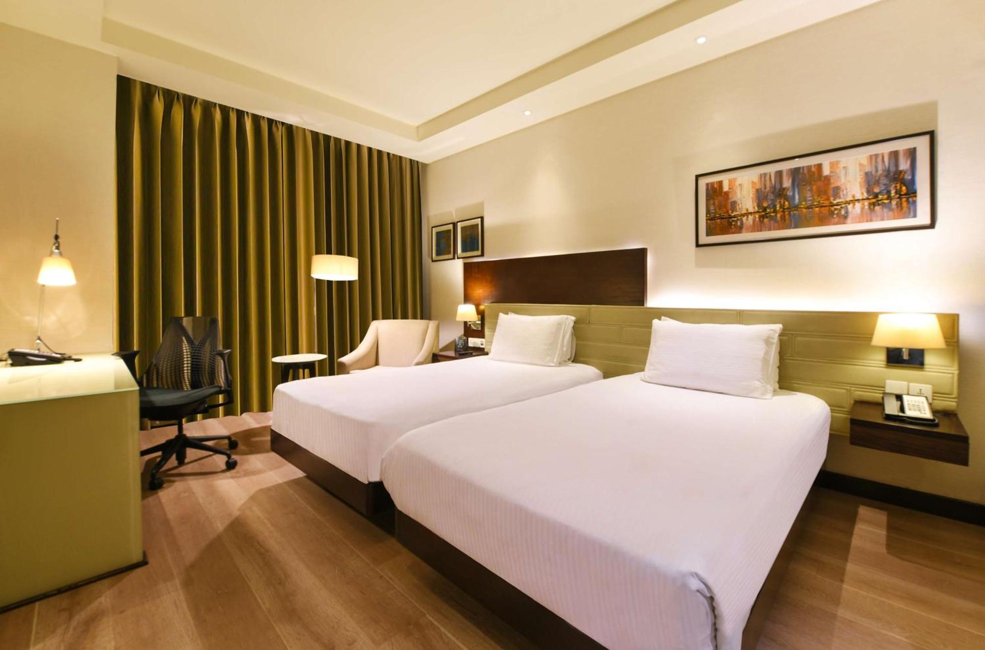 Hotel Doubletree By Hilton Gurugram Baani Square à Gurgaon Extérieur photo