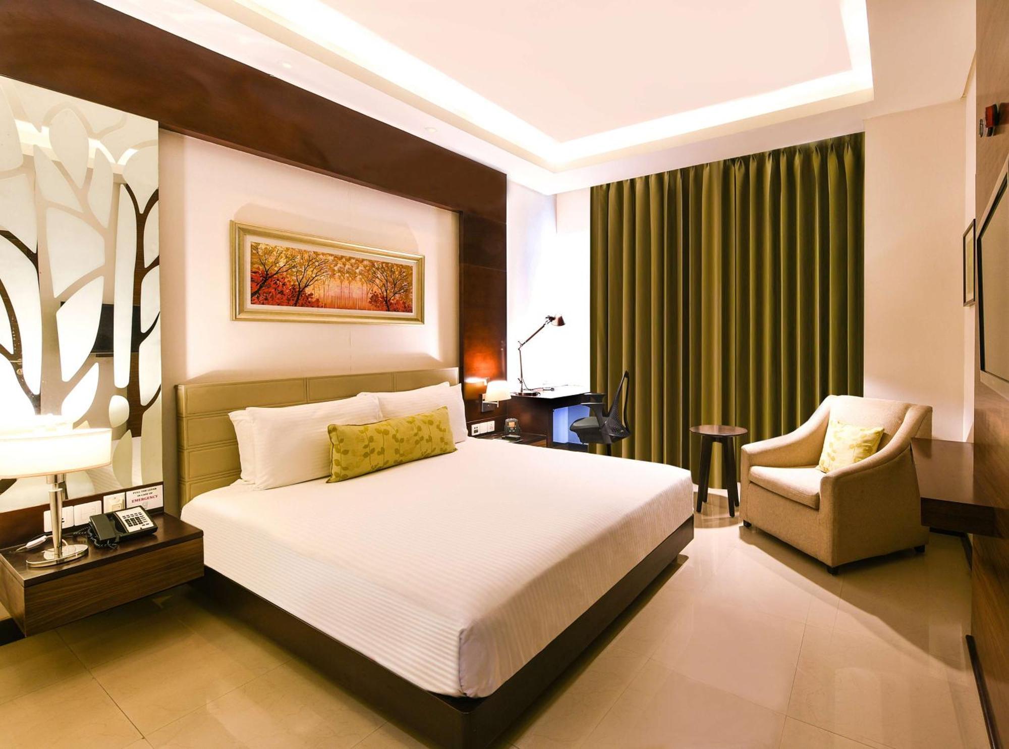 Hotel Doubletree By Hilton Gurugram Baani Square à Gurgaon Extérieur photo
