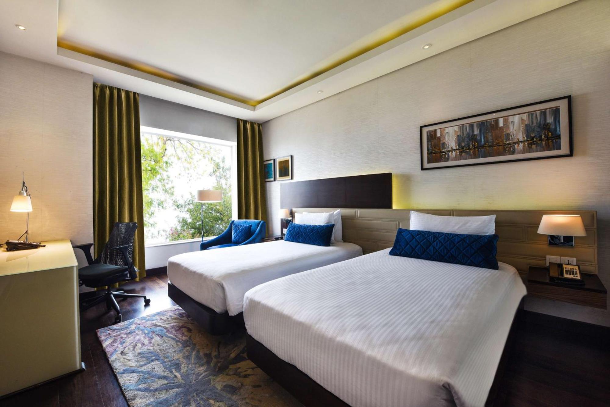 Hotel Doubletree By Hilton Gurugram Baani Square à Gurgaon Extérieur photo