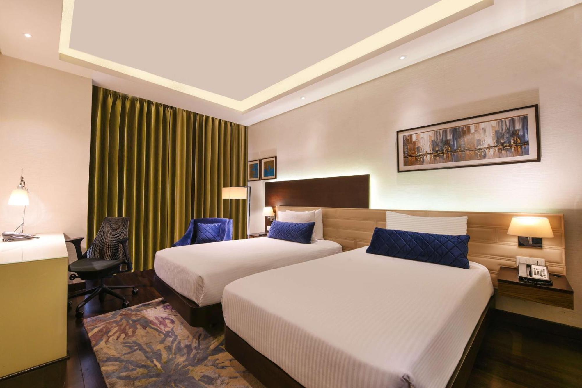 Hotel Doubletree By Hilton Gurugram Baani Square à Gurgaon Extérieur photo
