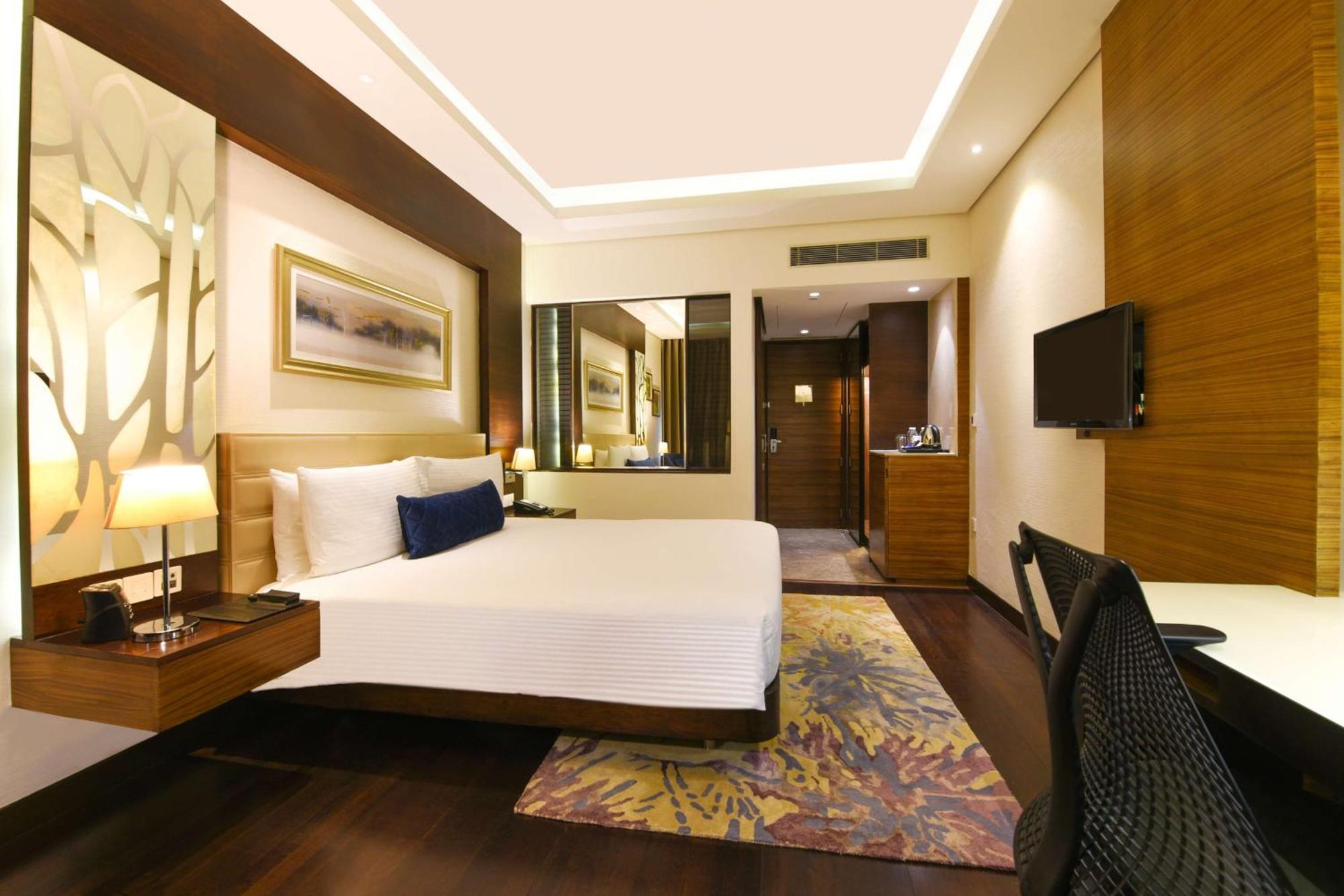 Hotel Doubletree By Hilton Gurugram Baani Square à Gurgaon Extérieur photo