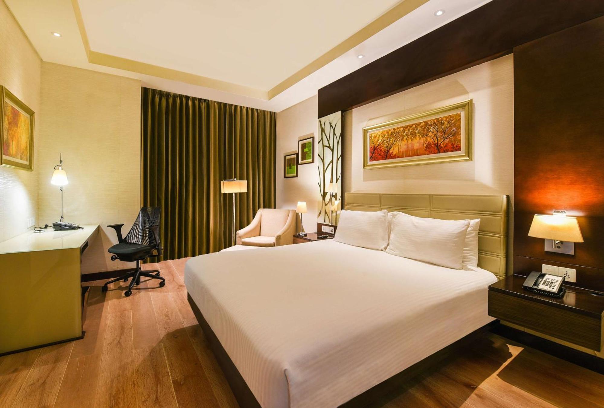 Hotel Doubletree By Hilton Gurugram Baani Square à Gurgaon Extérieur photo