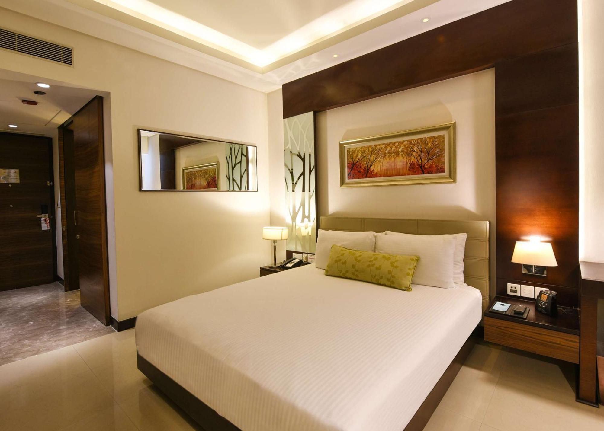 Hotel Doubletree By Hilton Gurugram Baani Square à Gurgaon Extérieur photo