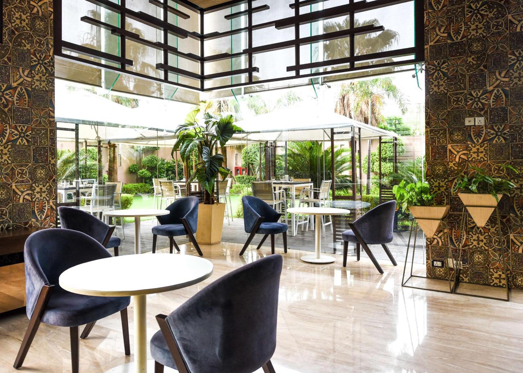 Hotel Doubletree By Hilton Gurugram Baani Square à Gurgaon Extérieur photo