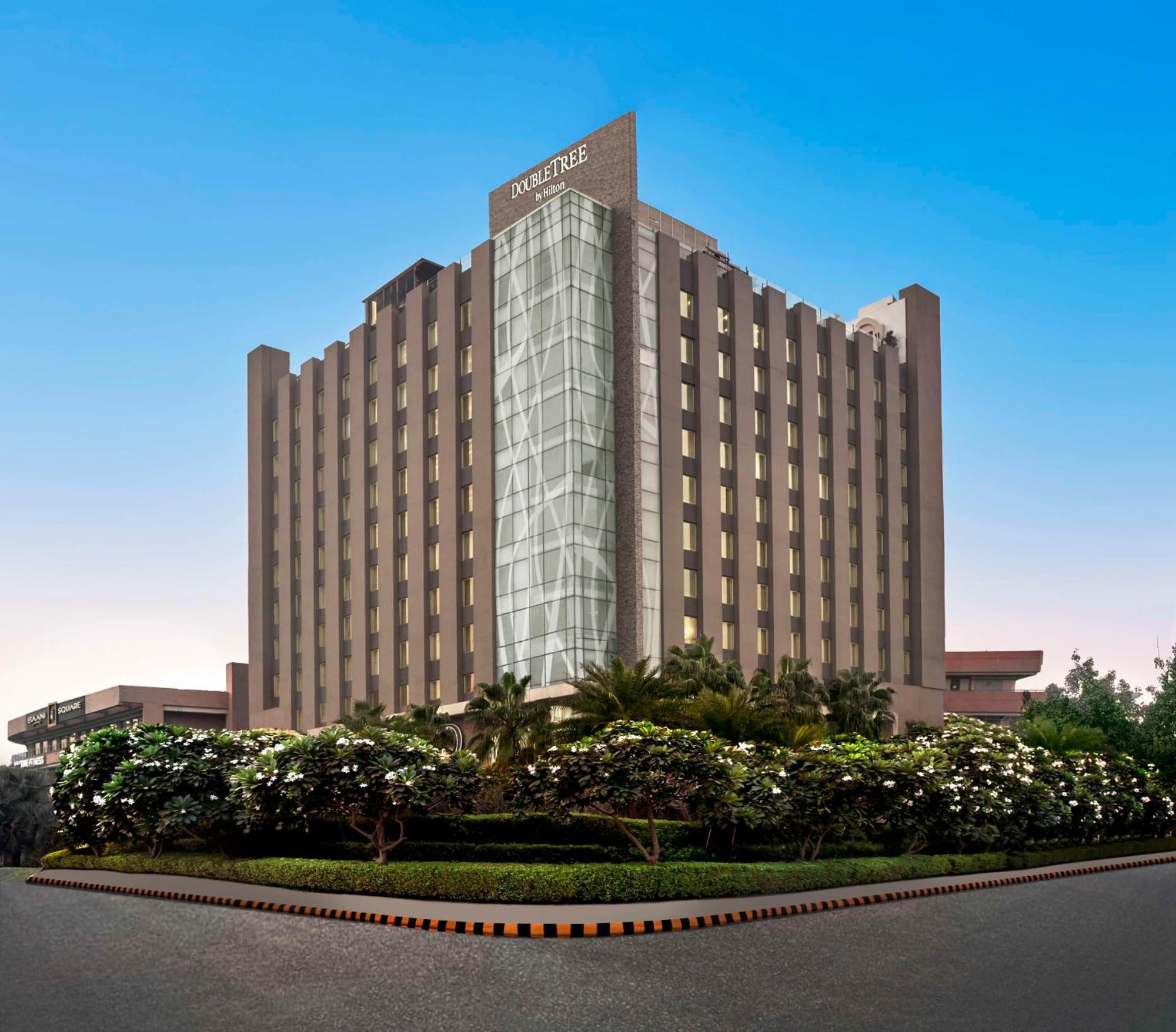 Hotel Doubletree By Hilton Gurugram Baani Square à Gurgaon Extérieur photo