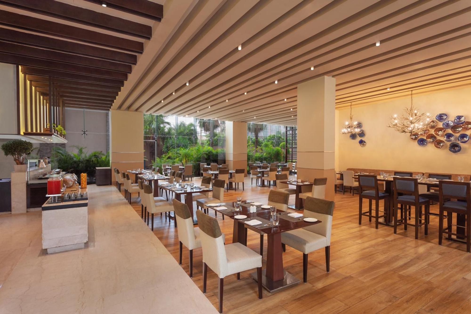Hotel Doubletree By Hilton Gurugram Baani Square à Gurgaon Extérieur photo