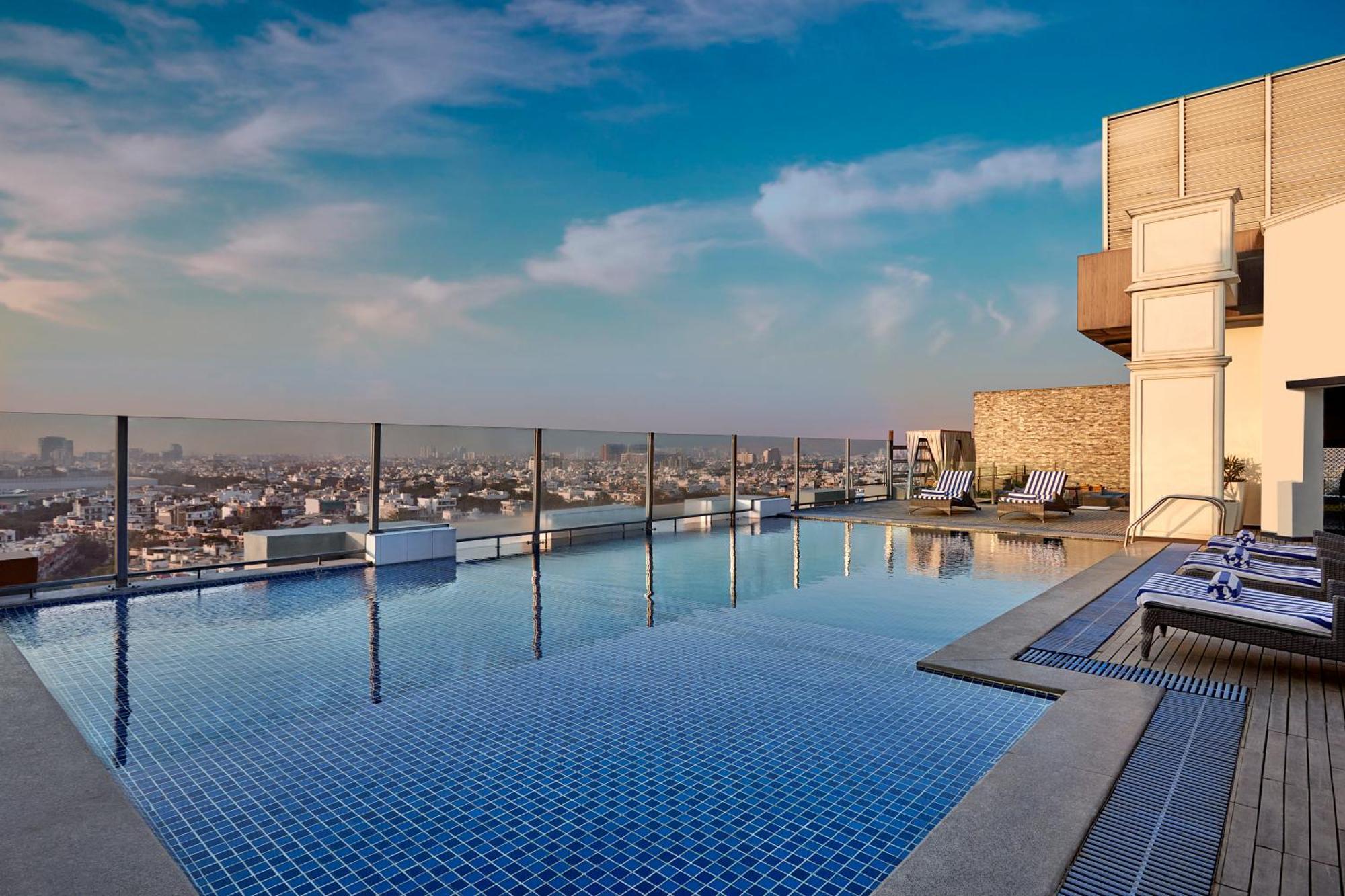 Hotel Doubletree By Hilton Gurugram Baani Square à Gurgaon Extérieur photo