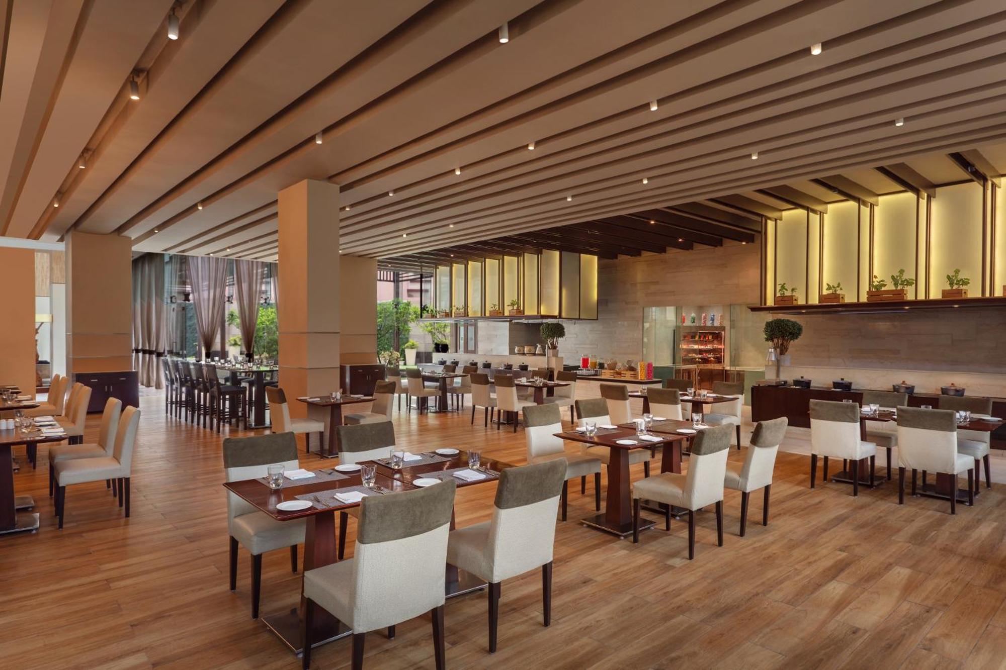 Hotel Doubletree By Hilton Gurugram Baani Square à Gurgaon Extérieur photo