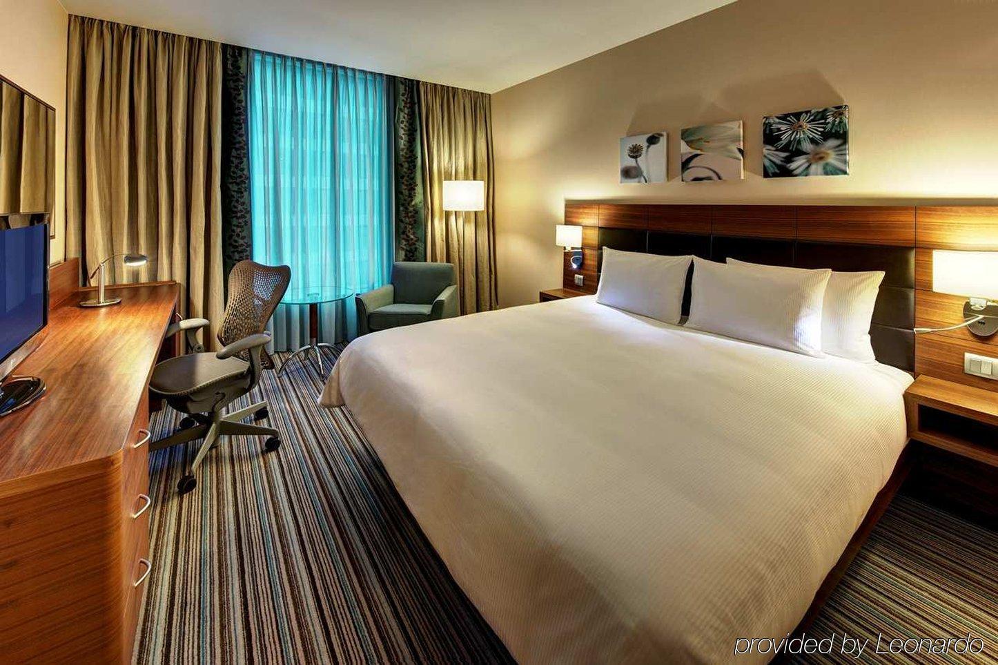 Hotel Doubletree By Hilton Gurugram Baani Square à Gurgaon Chambre photo