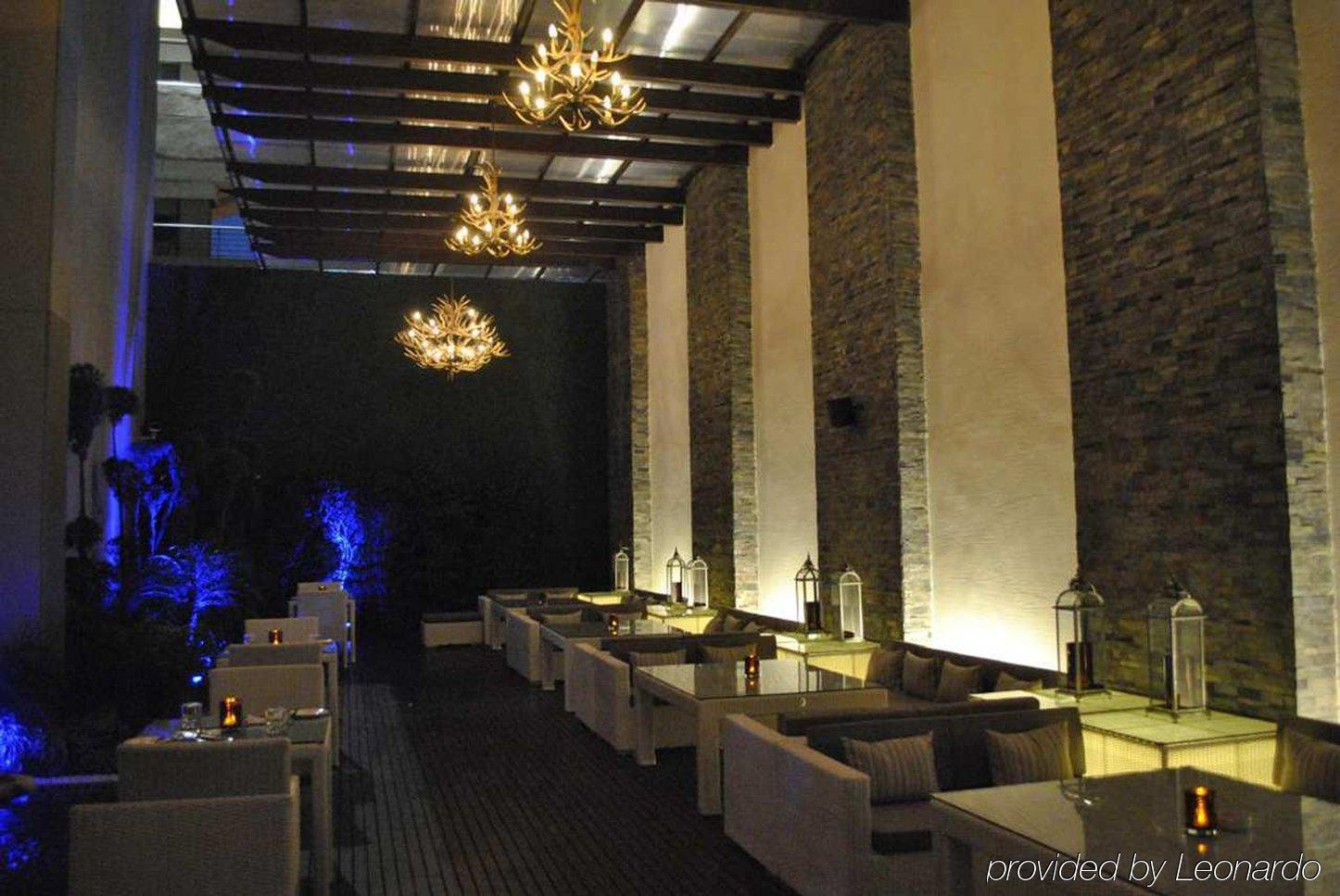 Hotel Doubletree By Hilton Gurugram Baani Square à Gurgaon Extérieur photo